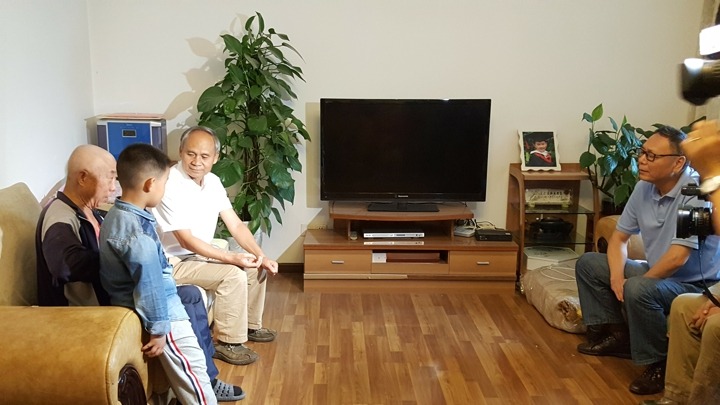 云南省总工会主席张百如到云南尊龙Z6官方网站集团难题职工家里送温暖