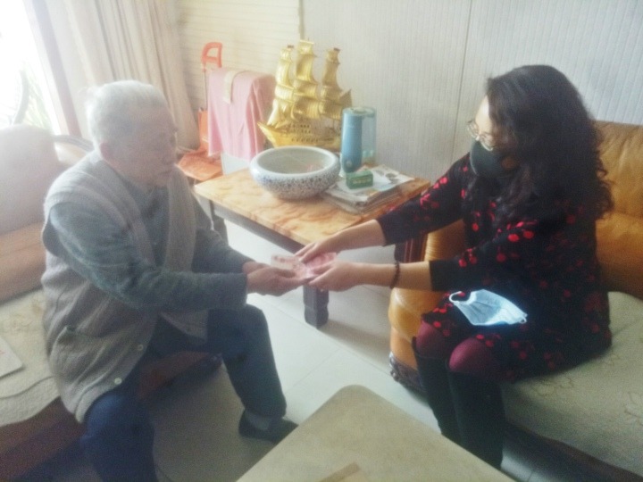 热诚写大爱，，质朴映赤心