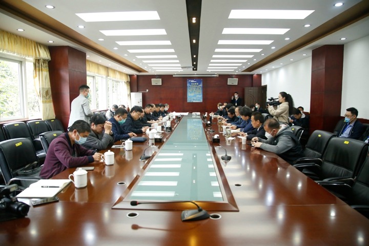 云南煤矿清静监察局党组书记、局长贺德安带队深入威信煤炭公司调研