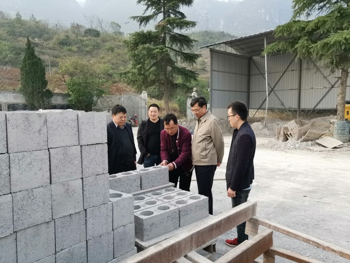 集团党委副书记、总司理高建嵩一行到扶贫联系点调研脱贫攻坚事情