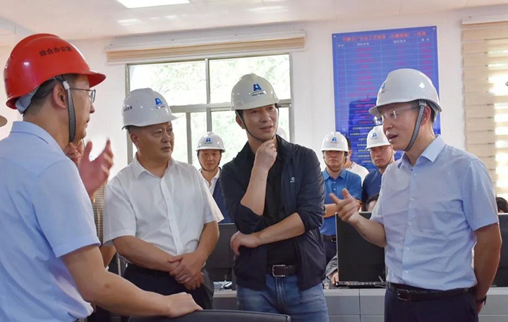 曲靖市委副书记、市长李石松一行到曲煤焦化调研