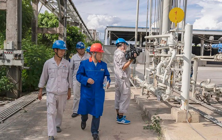 集团党委委员、、副总司理缪和星一行赴解化化工开展三季度清静环保事情检查