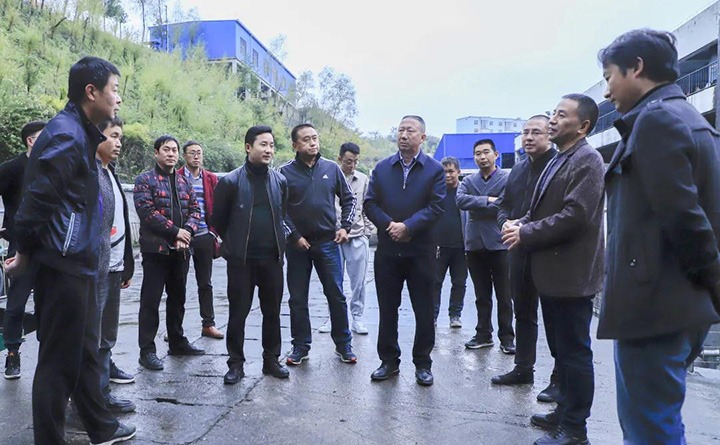 云南省生态情形厅党组成员、、、副厅长阿泽新一行到镇雄煤业公司朱家湾煤矿调研
