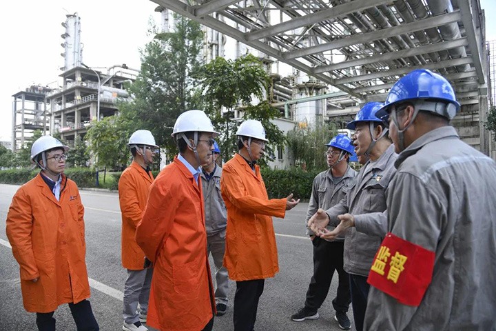 集团党委副书记、、、总司理高建嵩一行赴先锋化工督导调研