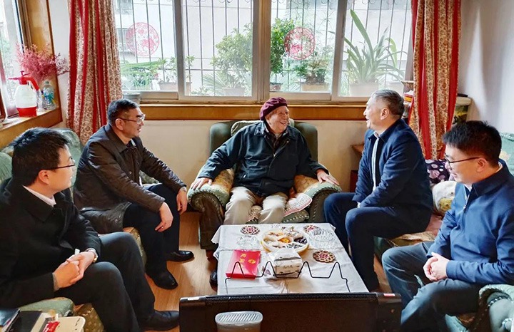 云南省国资委党委委员、副主任洪国正一行到云煤（尊龙Z6官方网站）集团开展春节走访慰问离退老干部活动