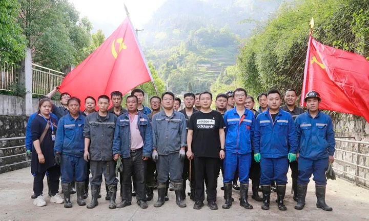 【简讯】威信煤炭公司开展义务劳动、、先锋煤业公司开展篮球联谊赛