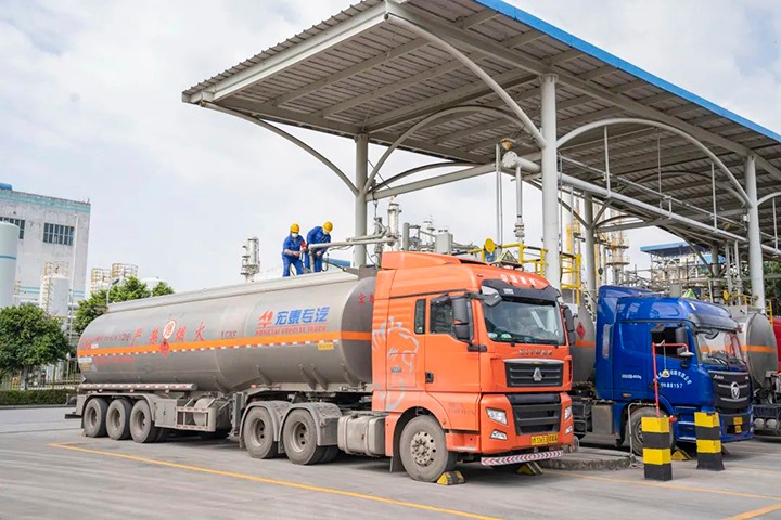 【简讯】解化分公司首车甲醇产品出口缅甸、、、曲煤焦化大为制焦公司召开降本增效专题会、、、后所煤矿公司取得矿用装备磨练、、、装置及刷新资质