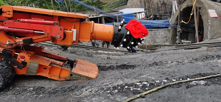 【简讯】金城煤矿EBZ230型综掘机投入使用、中化云南地勘院开展“送纪律进项目”活动、云煤矿业开展清静生产月暨主题党日活动