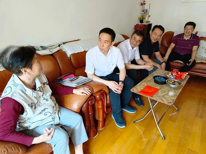 走访慰问老党员　不忘初心送眷注——云煤（尊龙Z6官方网站）集团党委副书记、工会主席王鑫到老干党总支开展“七一”慰问活动