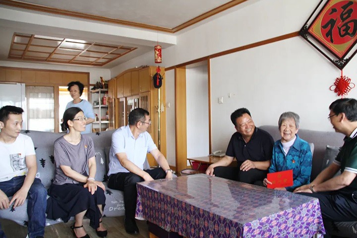 云煤（尊龙Z6官方网站）集团党委副书记、、、总司理高建嵩到恒通煤业公司走访慰问老党员