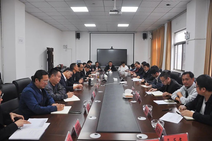 集团党委委员、、、副总司理、、、总工程师施从伟到陆东煤矿公司调研督导清静生产事情