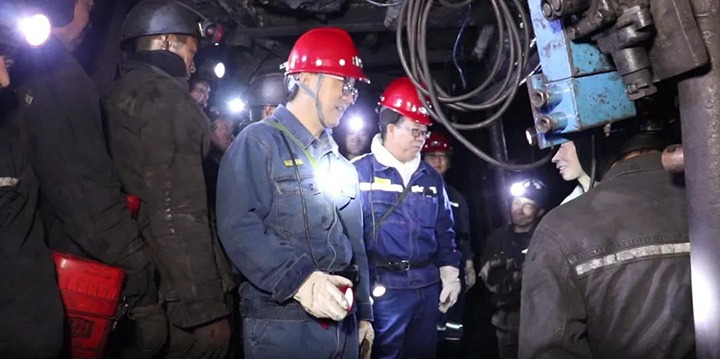 集团党委委员、、、副总司理、、、总工程师施从伟到恩洪煤业公司开展清静生产督导检查