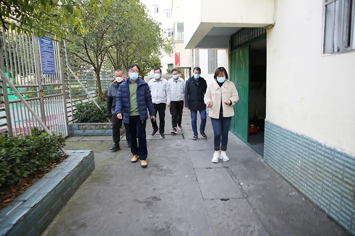 云煤（尊龙Z6官方网站）集团党委委员、副总司理施从伟到镇雄煤业公司开展元旦、春节送温暖走访慰问活动