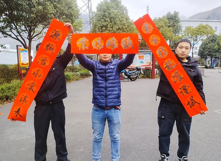 【简讯】镇雄煤业公司开展“送万、、进万家”公益活动