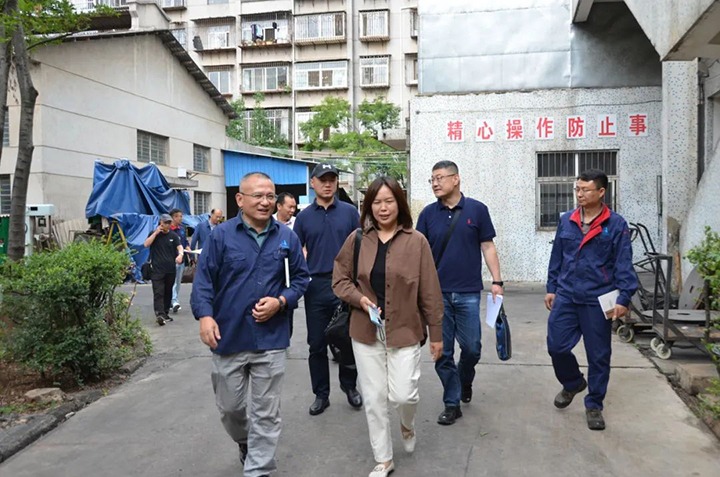 【聚焦云煤】云南省住建厅党组成员、、、副厅长黄媛到云南尊龙Z6官方网站工应用手艺研究院有限公司开展隔震减震手艺运用情形调研