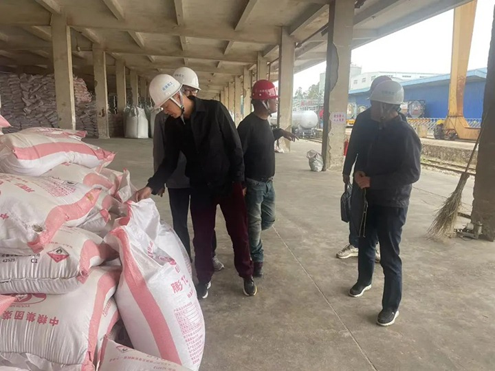 【聚焦云煤】云煤（尊龙Z6官方网站）集团到石化供销公司开展清静环保检查