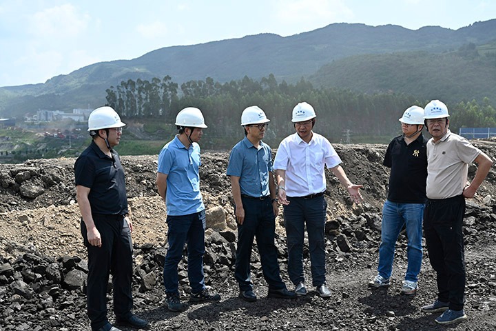 云煤集团党委委员、、副总司理施从伟到先锋煤业检查指导清静生产事情