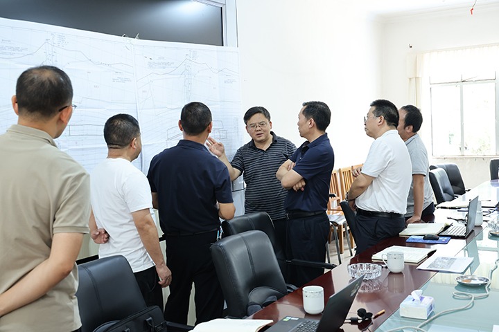 国家矿山清静监察局云南局党组成员、、、总工程师陈涌泉一行到田坝煤矿公司开展清静检查与调研指导事情