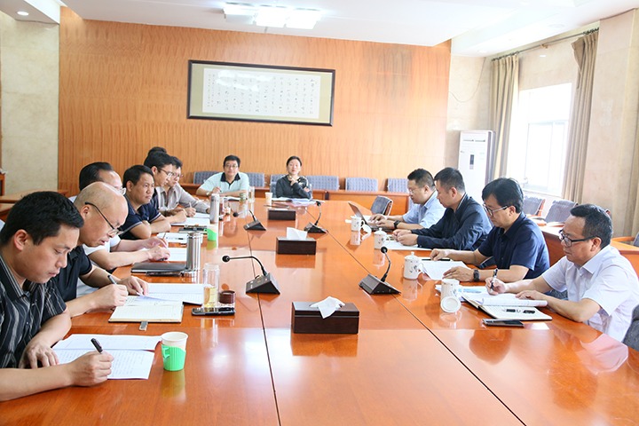 云煤集团党委委员、副总司理、总工程师施从伟一行到羊场煤矿公司调研