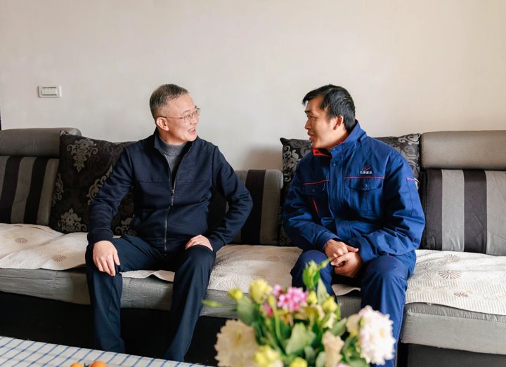 集团党委书记、、、董事长胡均到一线探望慰问难题职工、、、难题党员