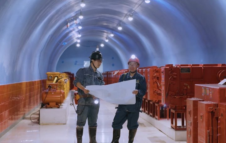 匠心逐梦 千钧笔绘就“煤！鼻寰残峦季