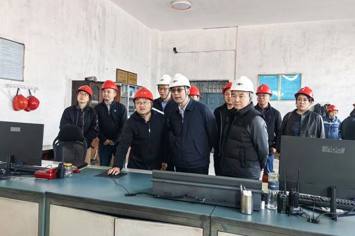 云煤集团党委委员、、、副总司理缪和星到恩洪煤业公司调研