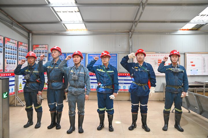 云煤集团党委委员、、、副总司理、、、总工程师施从伟到陆东煤矿督导检查清静生产事情