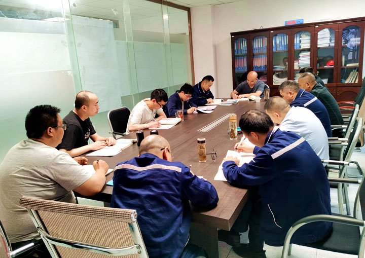 煤矿“夜课堂”：值班间隙一小时，，，人人都是清静讲师！