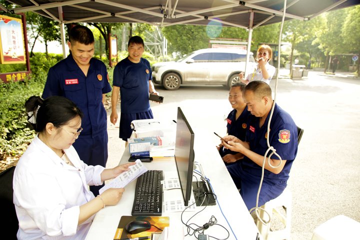 以热血为灯，，照亮生命之路——镇雄煤业爱心献血活动暖心落幕