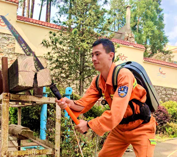 爱岗敬业 | 申宵：：从“应急新兵”到“手艺状元