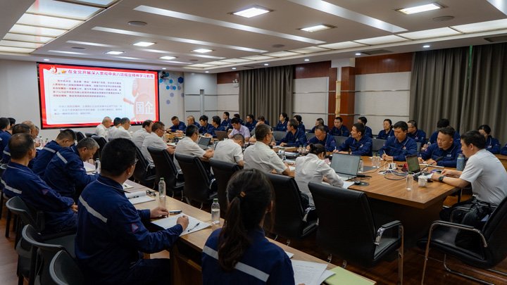 云煤集团党委副书记、、、工会主席王鑫到解化分公司挂联氨加工厂党支部教学专题党课