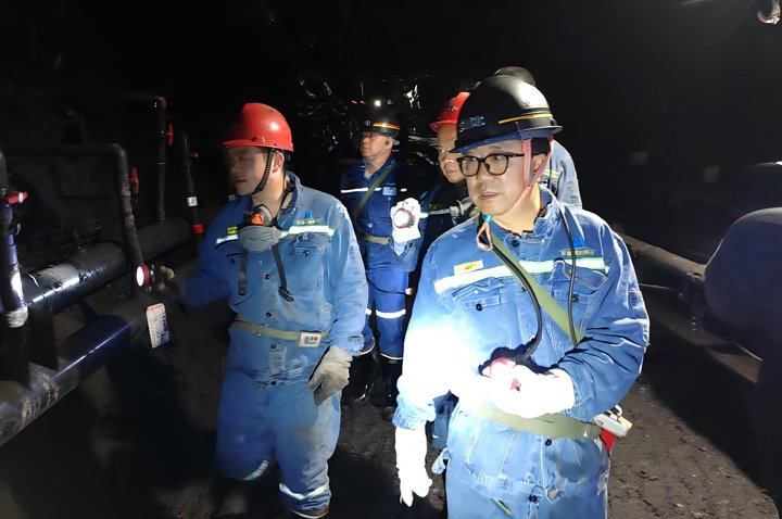 云煤集团党委委员、、、副总司理、、、总工程师施从伟一行到镇雄煤业调研指导清静生产事情