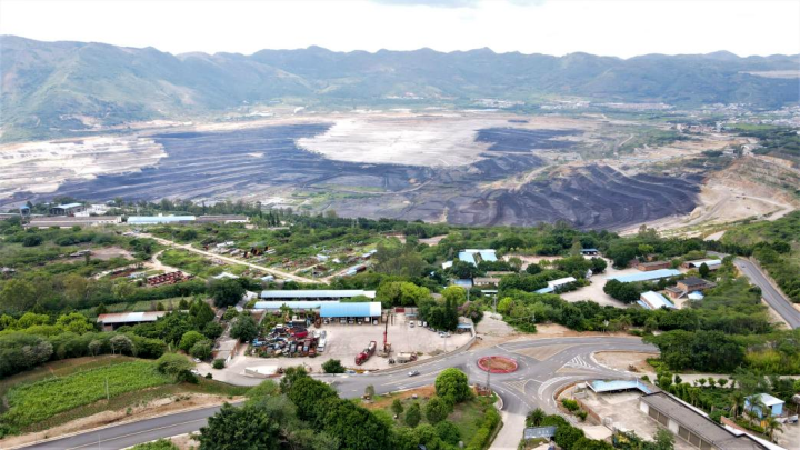 布矿坑底水仓、、、布矿办公生涯区、、、铁路可视规模.png